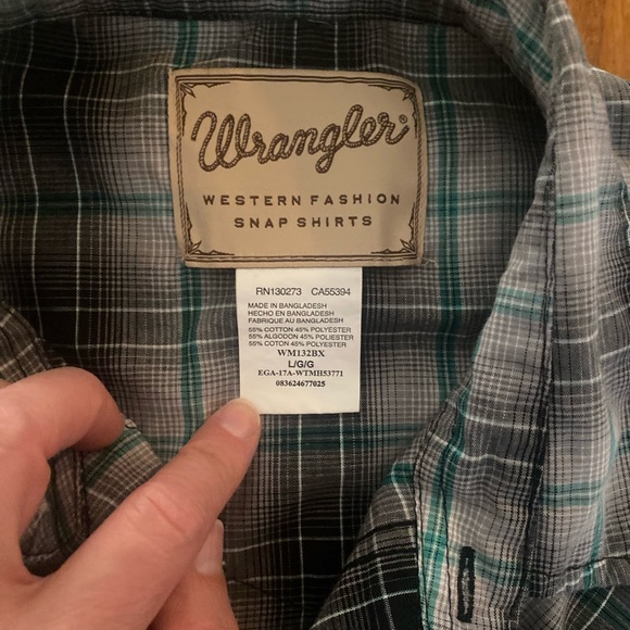 Wrangler plaid shirt with pearl snap-on buttons. Size Large, black, green. - Picture 6 of 10